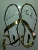 Rasteira Petite Jolie Branca e dourada